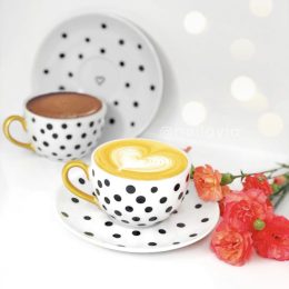 Ręcznie malowana filiżanka ze spodkiem w kropki na kawę